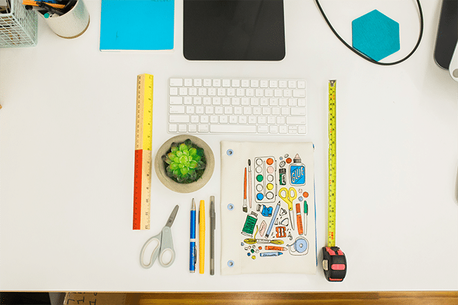 imagem de réguas de ferramentas teclado e planta alinhados para mostrar a barra lateral do wordpress na mesa com outros livros e tecnologia