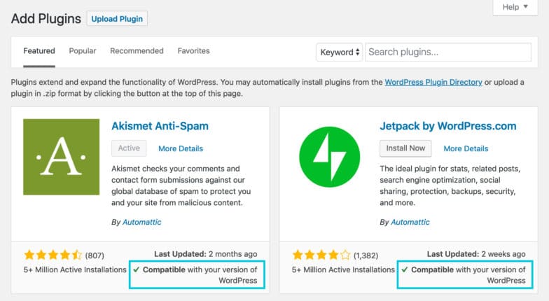 WordPress 管理員的添加插件部分的屏幕截圖,其中包含 Akismet 反垃圾郵件插件和 WordPress.com 插件的 Jetpack。藍色框突出顯示每個下方的部分,內容為與您的 WordPress 版本兼容