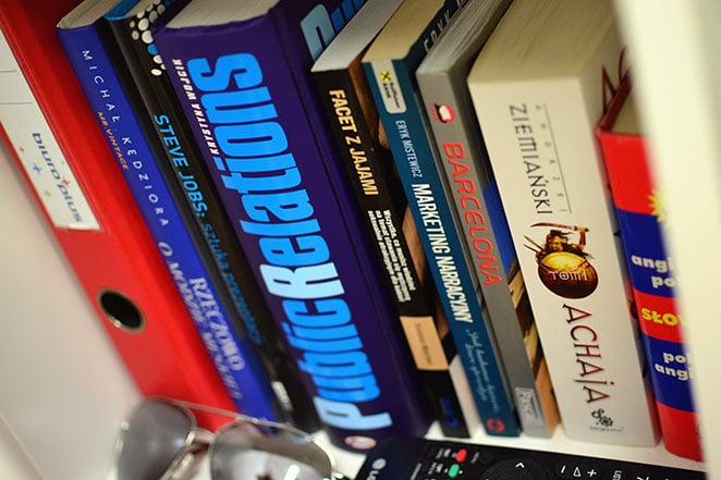 Foto close-up buku di rak buku