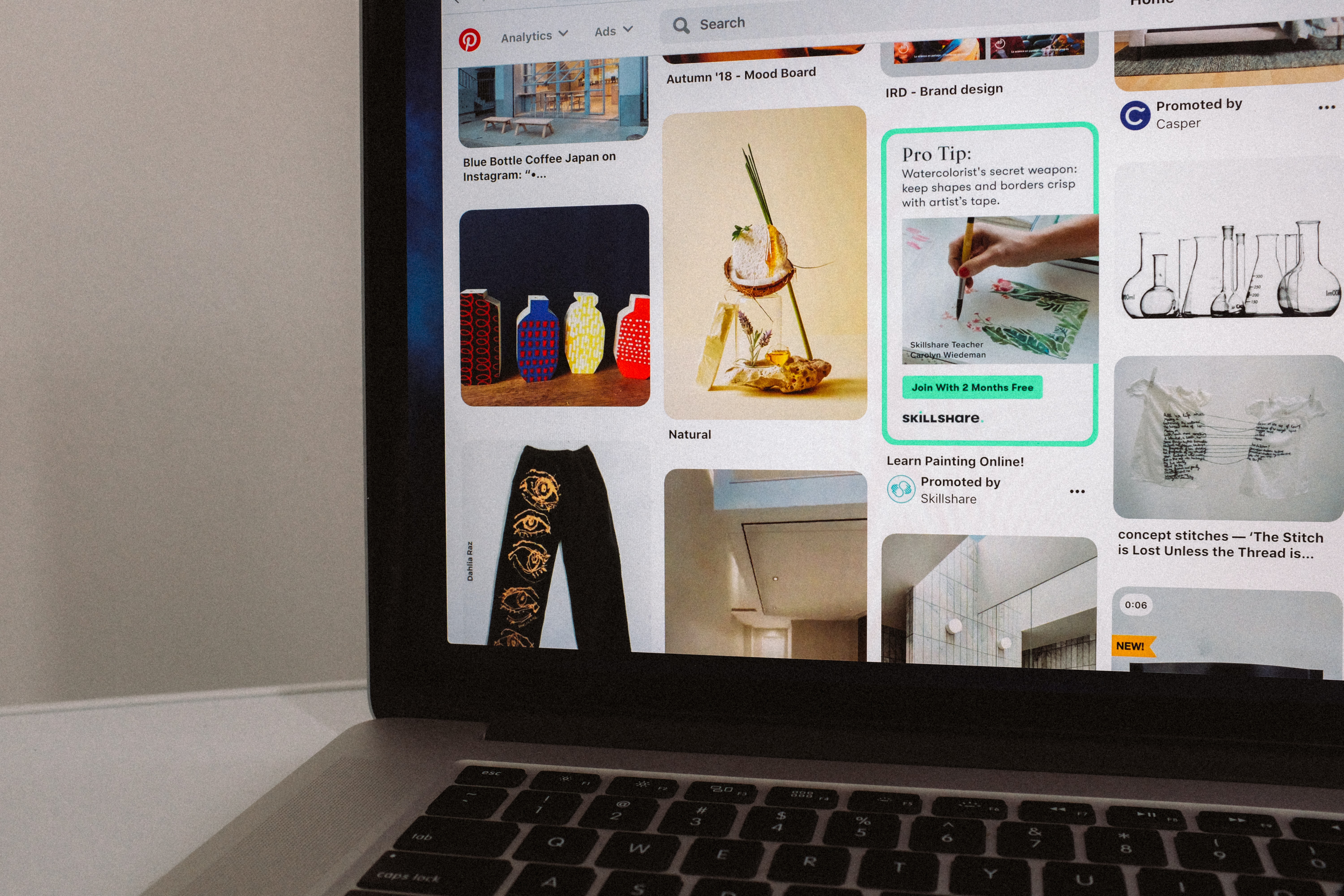ラップトップ画面の Pinterest フィード