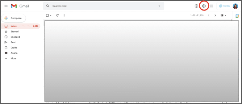 скриншот почтового ящика Gmail с красным кружком вокруг параметра «Настройки»
