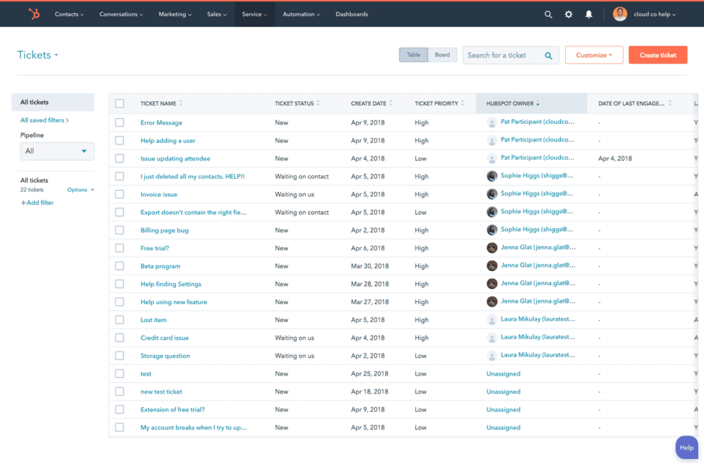 HubSpot 服務台系統中的工單界面。