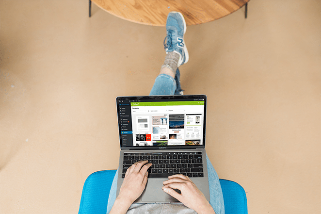 dizüstü bilgisayarda haber bülteni eklentisi ile wordpress panosunda çalışan kişi