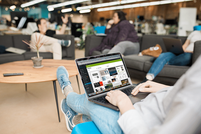 dizüstü bilgisayarda haber bülteni eklentisi ile wordpress panosunda çalışan kişi