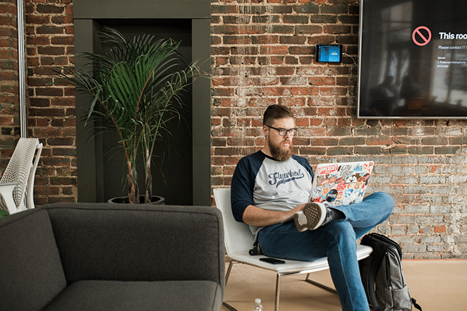 wordpress haber bülteni oluşturan corworking alanında çalışan kişi
