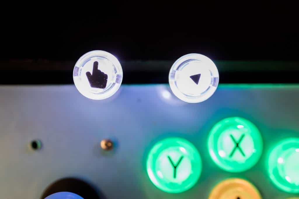 Unos botones coloridos que representan formas y letras.