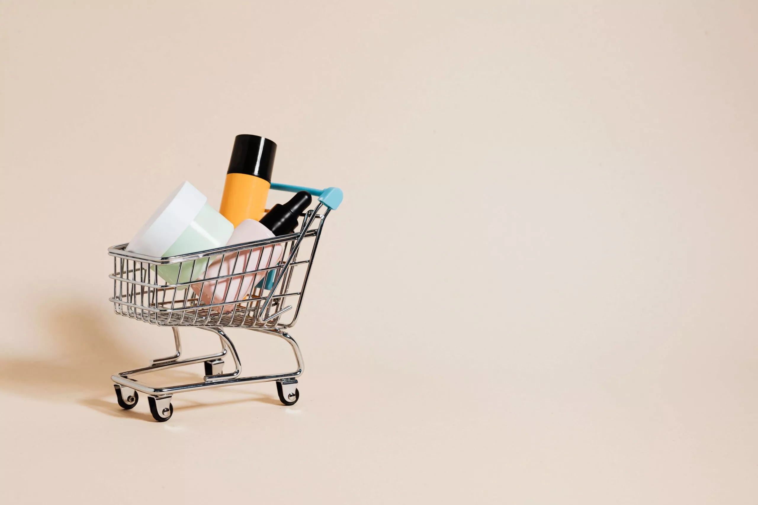 mini carrinho de compras com produtos