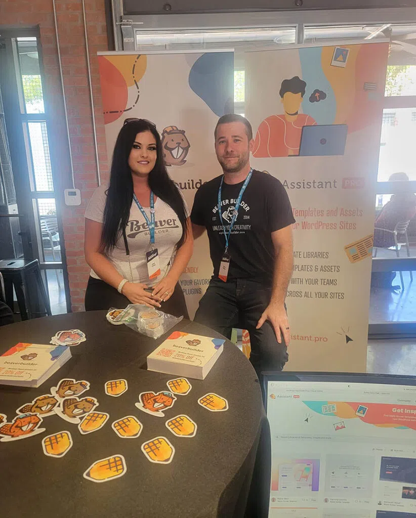 Brian y Ashly en el stand de Beaver Builder
