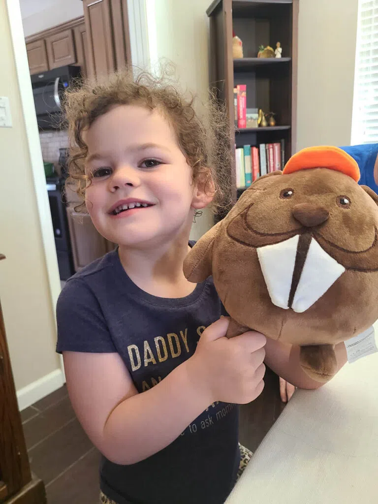 Niño con un castor disecado