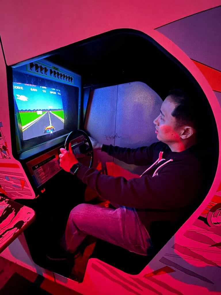Anthony jugando un juego de conducción