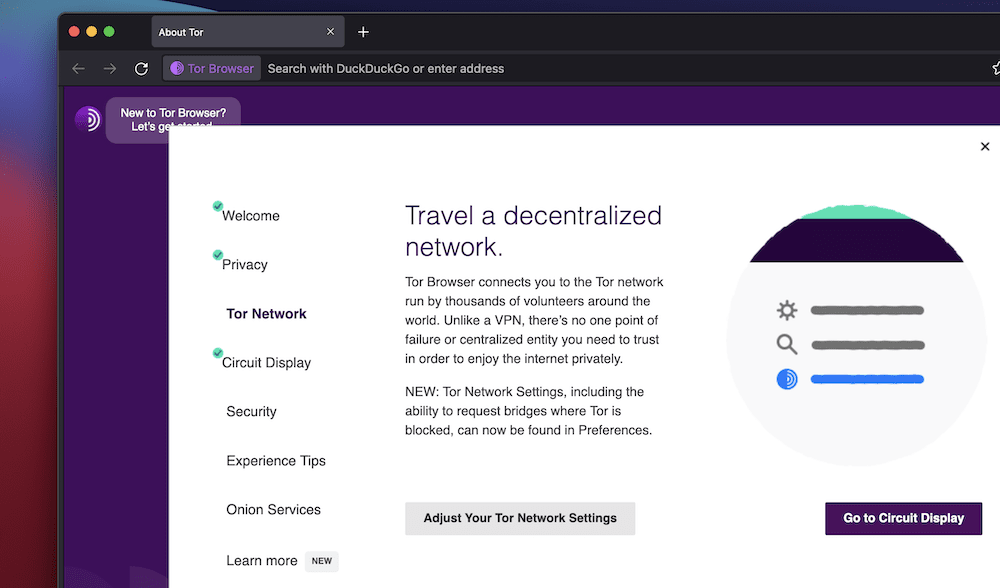 O fereastră Tor Browser care arată o parte a ecranului de pornire violet și o parte mai mare a vrăjitorului de onboarding alb. Unele dintre elementele de navigare din stânga arată semne de bifă, coloana centrală arată text cu titlul „Călătorește într-o rețea descentralizată” și un buton gri pentru „Ajustează setările rețelei Tor”. Partea din dreapta afișează o imagine circulară a unei pictograme de meniu și un buton violet pe care scrie „Accesați la afișajul circuitului”.