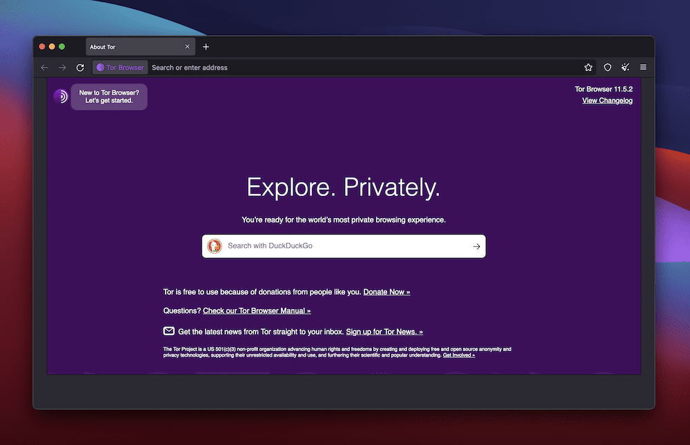 O fereastră Tor Browser pe un fundal roșu, albastru și violet. Ecranul arată pagina de pornire a browserului Tor în violet, care arată o bară de căutare DuckDuckGo și un titlu care spune „Explorați. În mod privat”. Există, de asemenea, un text explicativ și link-uri către manualul browserului Tor, buletinul informativ și expertul de integrare.