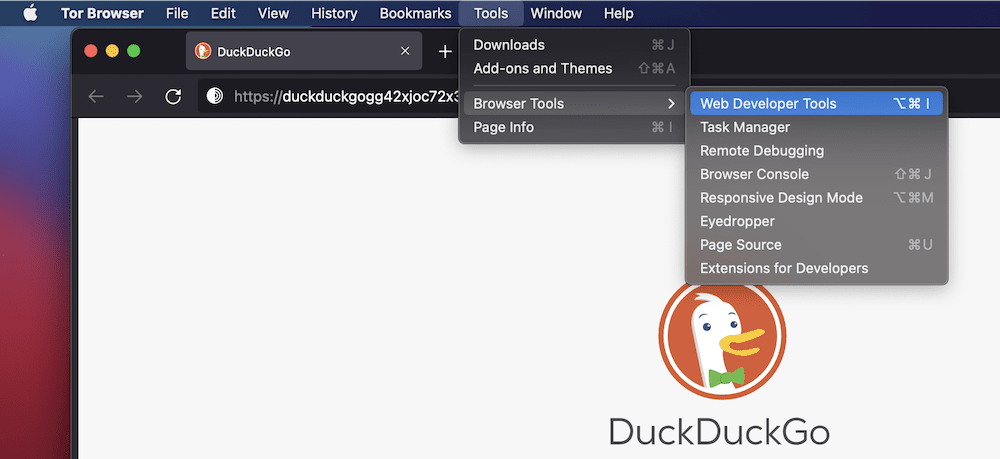 O fereastră de browser Tor care arată site-ul web DuckDuckGo și linkul către Instrumentele pentru dezvoltatori web din bara de instrumente principală.