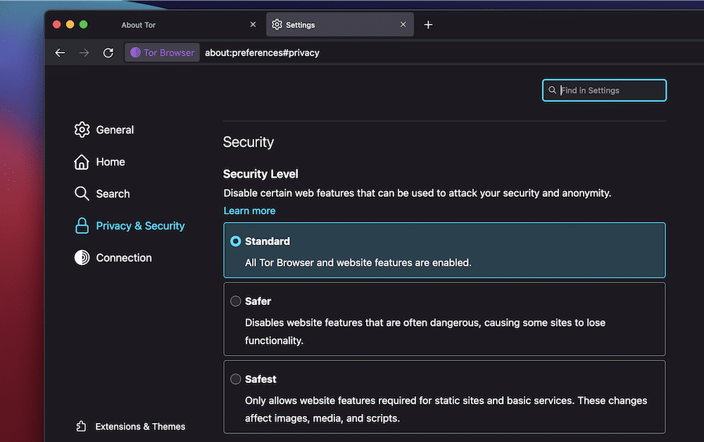 O fereastră Tor Browser pe un fundal roșu, albastru și violet, care încorporează setările de confidențialitate și securitate. Există trei butoane radio pentru opțiunile Standard, Safer și o Safest, completate cu text explicativ.