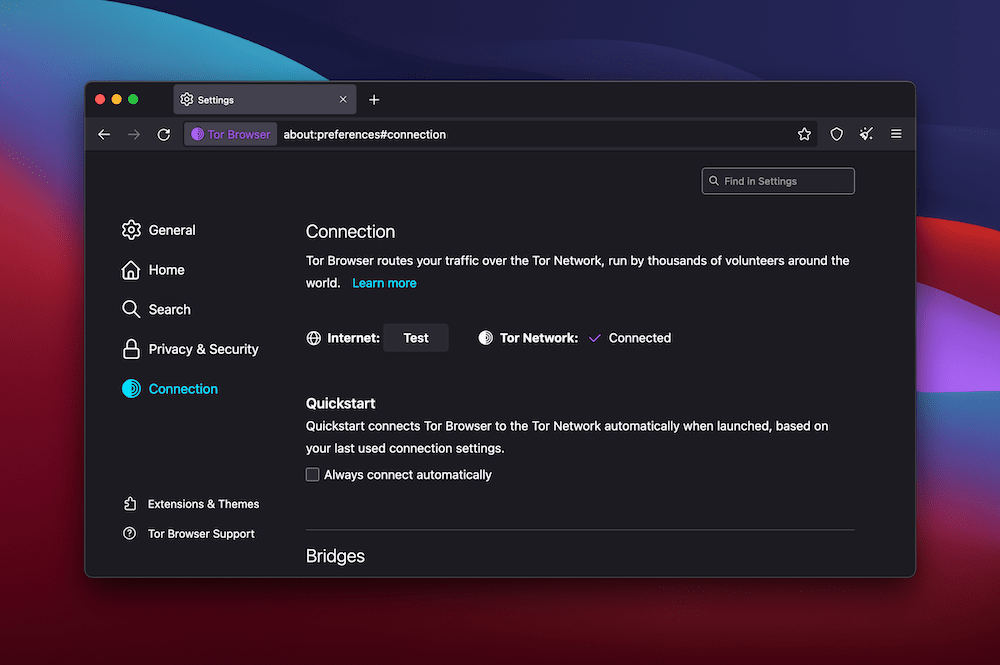 O fereastră Tor Browser pe un fundal roșu, albastru și violet care arată ecranul Preferințe. Există un meniu de navigare din stânga cu secțiunea Conexiune evidențiată. Partea principală a ferestrei arată opțiunile de conectare, cu butoane pentru a testa conexiunea și casete de selectare pentru a porni rapid procesul.