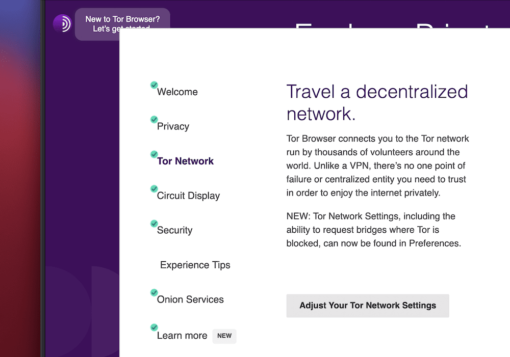 O fereastră parțială a browserului Tor care afișează vrăjitorul de onboarding. Există link-uri de navigare din stânga și o coloană centrală cu un titlu care spune „Călătorește într-o rețea descentralizată”. În partea de jos este un buton gri pentru „Ajustați setările de rețea”.