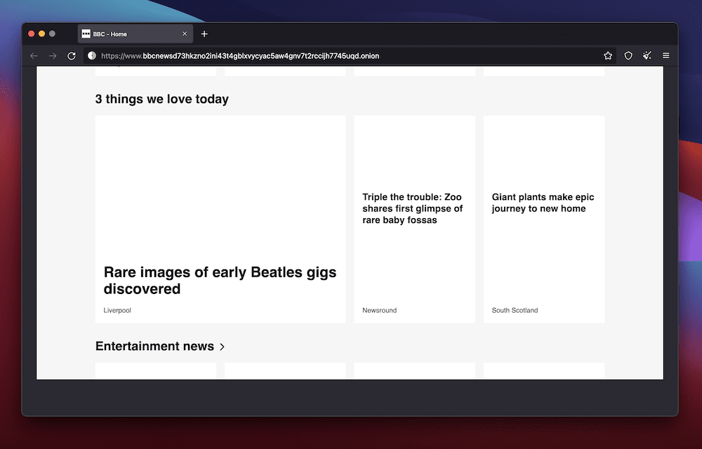 O fereastră Tor Browser pe un fundal roșu, albastru și violet care arată versiunea .onion a site-ului BBC. Există titluri pentru diverse știri, dar nu imagini.