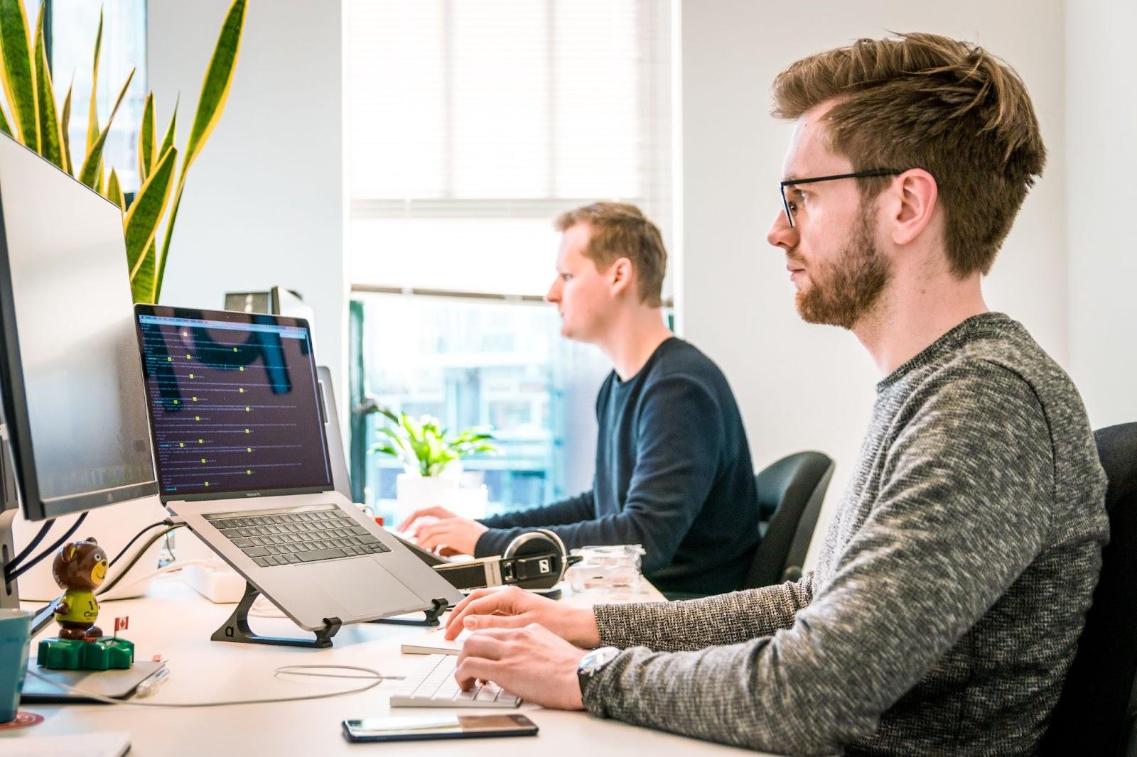 Un equipo de soporte que trabaja en computadoras portátiles