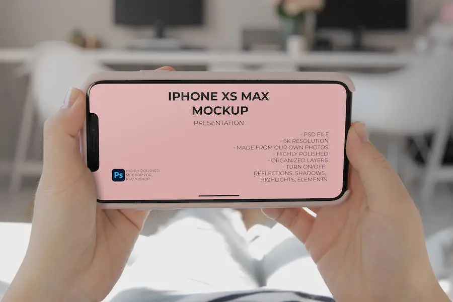 Evde iPhone Xs Max Maketi Kadının Elini Tutuyor -