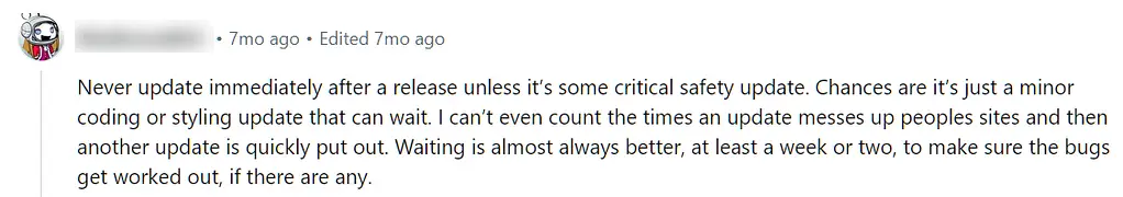 Comentário do Reddit recomendando que os usuários nunca atualizem imediatamente após um lançamento, a menos que a atualização corrija um problema crítico de segurança
