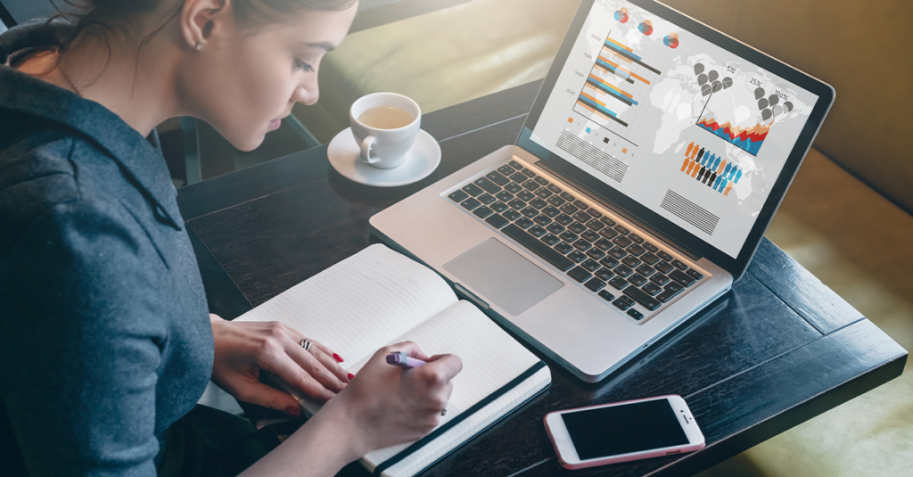 Seorang pekerja lepas spesialis WooCommerce yang mengerjakan sebuah proyek.