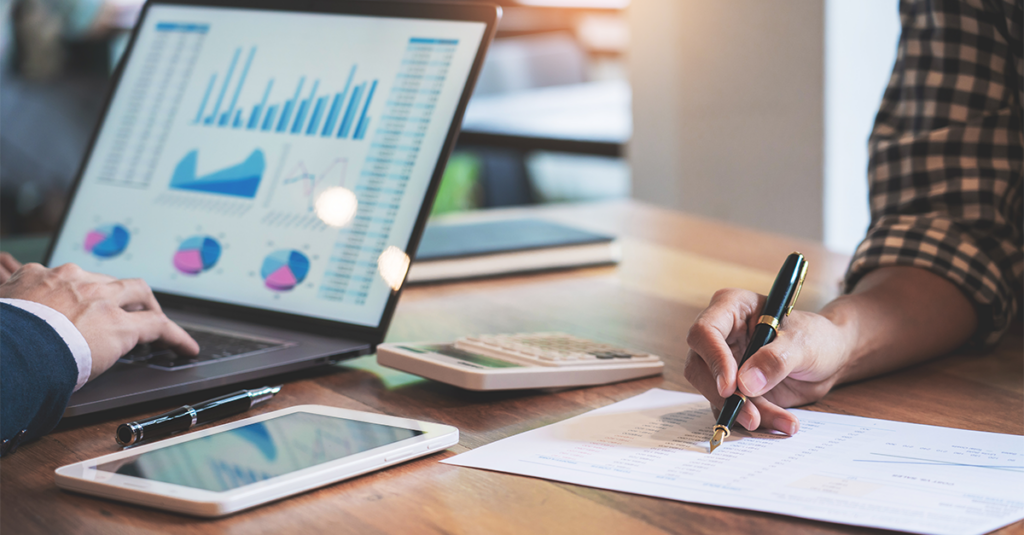 Konsultan spesialis WooCommerce mengerjakan analisis