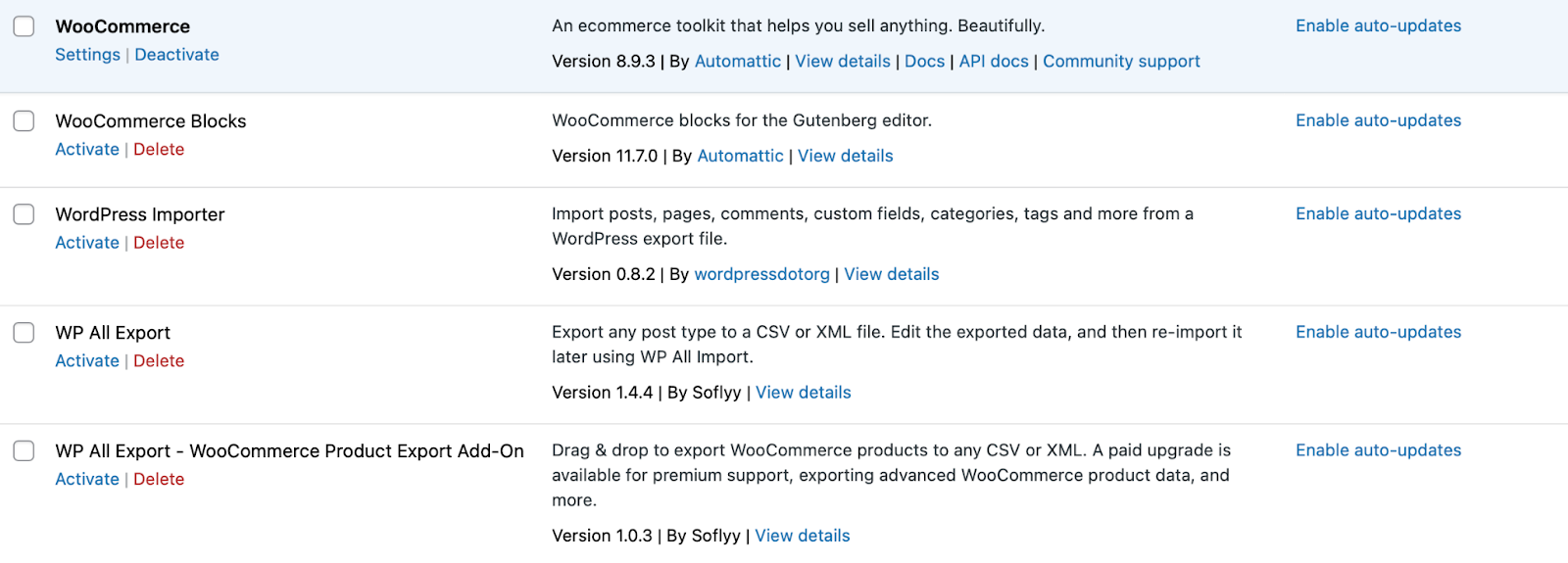 Daftar plugin di Dashboard WordPress dengan beberapa plugin yang dinonaktifkan untuk mengoptimalkan kinerja situs.