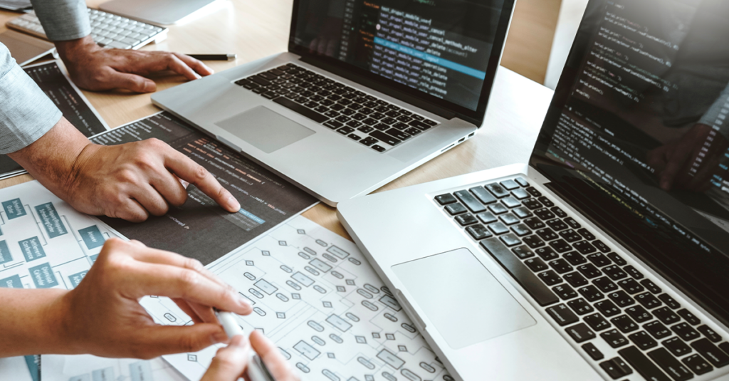 Drupal 7 EOL: Entwickler arbeiten an einer Site-Migration