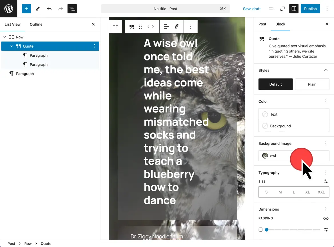 تعرض واجهة محرر منشورات WordPress كتلة اقتباس مع صورة خلفية لبومة. يقول نص الاقتباس، "أخبرتني بومة حكيمة ذات مرة، أن أفضل الأفكار تأتي أثناء ارتداء جوارب غير متطابقة ومحاولة تعليم التوت كيفية الرقص"، المنسوب إلى الدكتور زيغي نودلباوم. يعرض الشريط الجانبي الأيسر بنية الكتلة التي تحتوي على "صف" يحتوي على عناصر "اقتباس" و"فقرة". يوفر الشريط الجانبي الأيمن إعدادات النمط واللون لمقطع الاقتباس، مع مؤشر أحمر يشير إلى حقل "صورة الخلفية" المسمى "البومة".