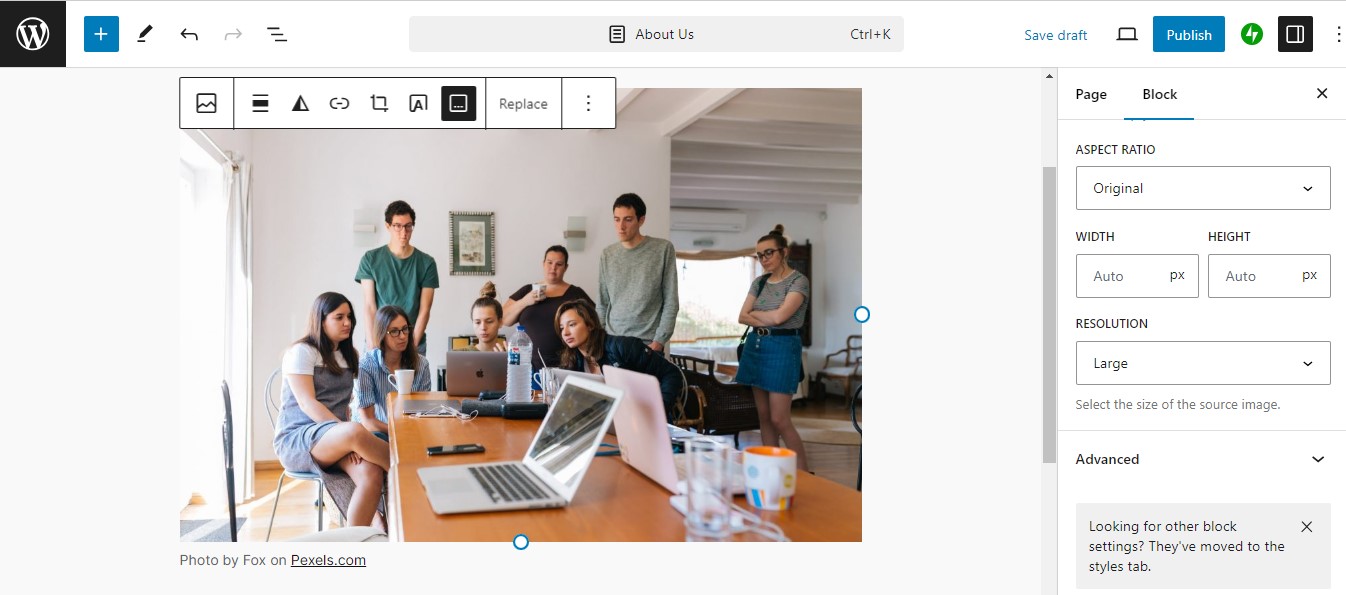 コンピューターの周りに集まっている人々の画像を含む画像ブロックを備えた WordPress Web サイト上の新しいページ用の Gutenberg ページ エディター。