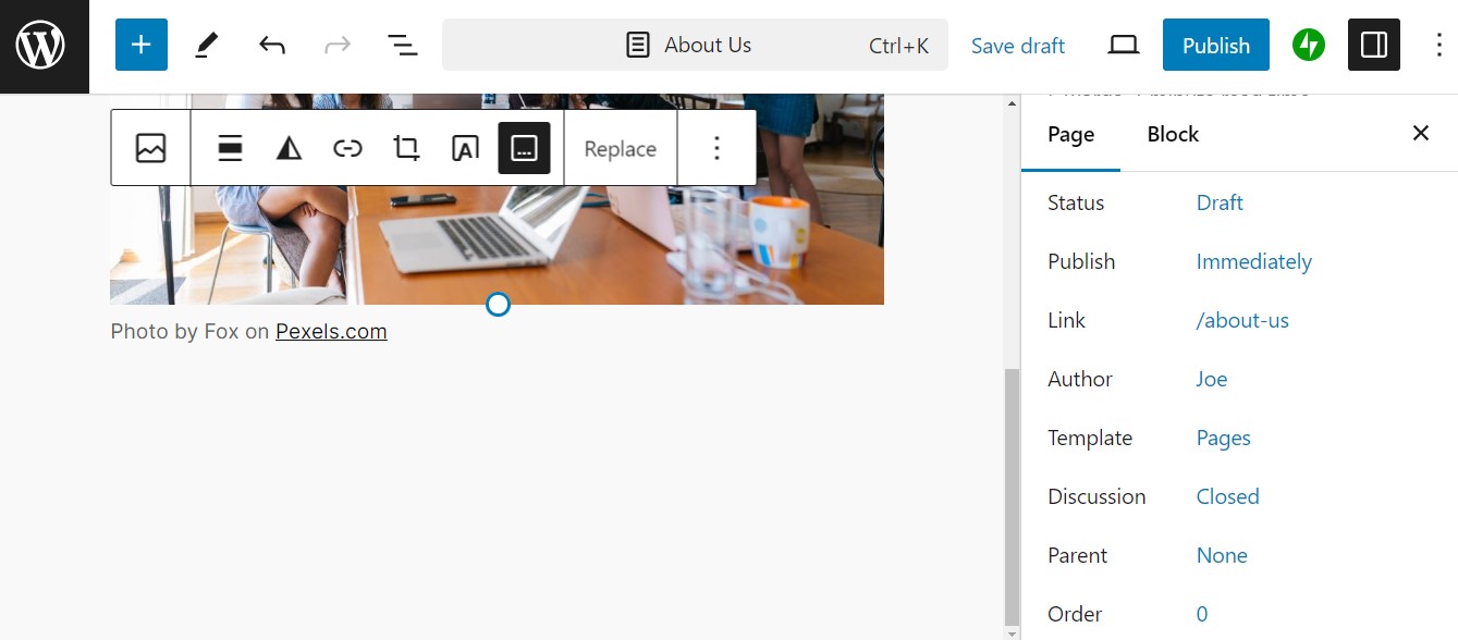 画像ブロックと画像ソースを識別するキャプションを備えた WordPress Web サイト上の新しいページ用の Gutenberg ページ エディター。