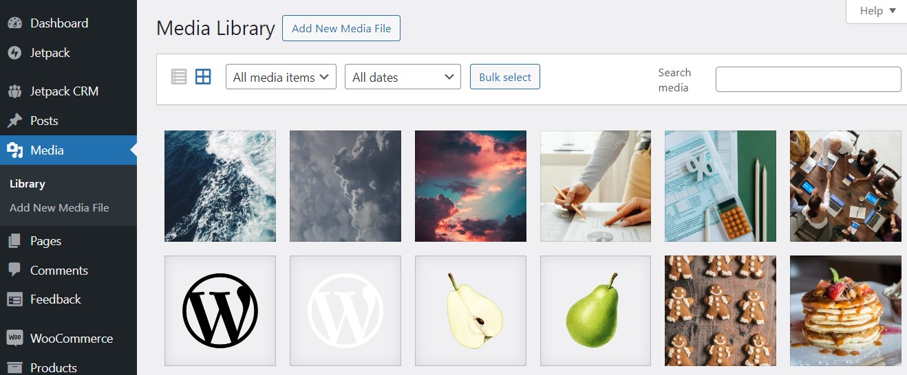 すべてのアイテムを表示する WordPress ダッシュボードのメディア ライブラリ ビュー。