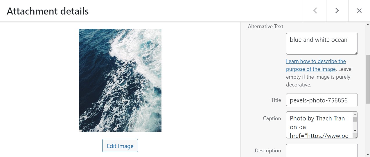 WordPress ダッシュボードのメディア ライブラリの画像が選択され、代替テキスト、タイトル、キャプション、説明が表示されています。