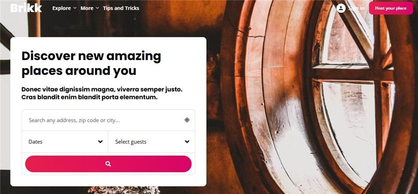 Screenshot dari halaman demo tema Brikk Lisitng dan Directory WordPress dalam warna coklat, merah dan putih.