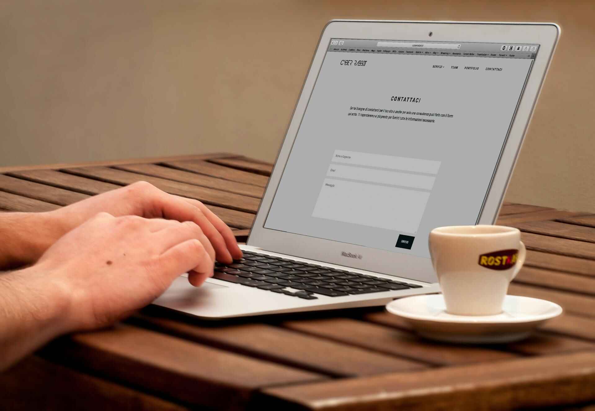 pria menggunakan laptop